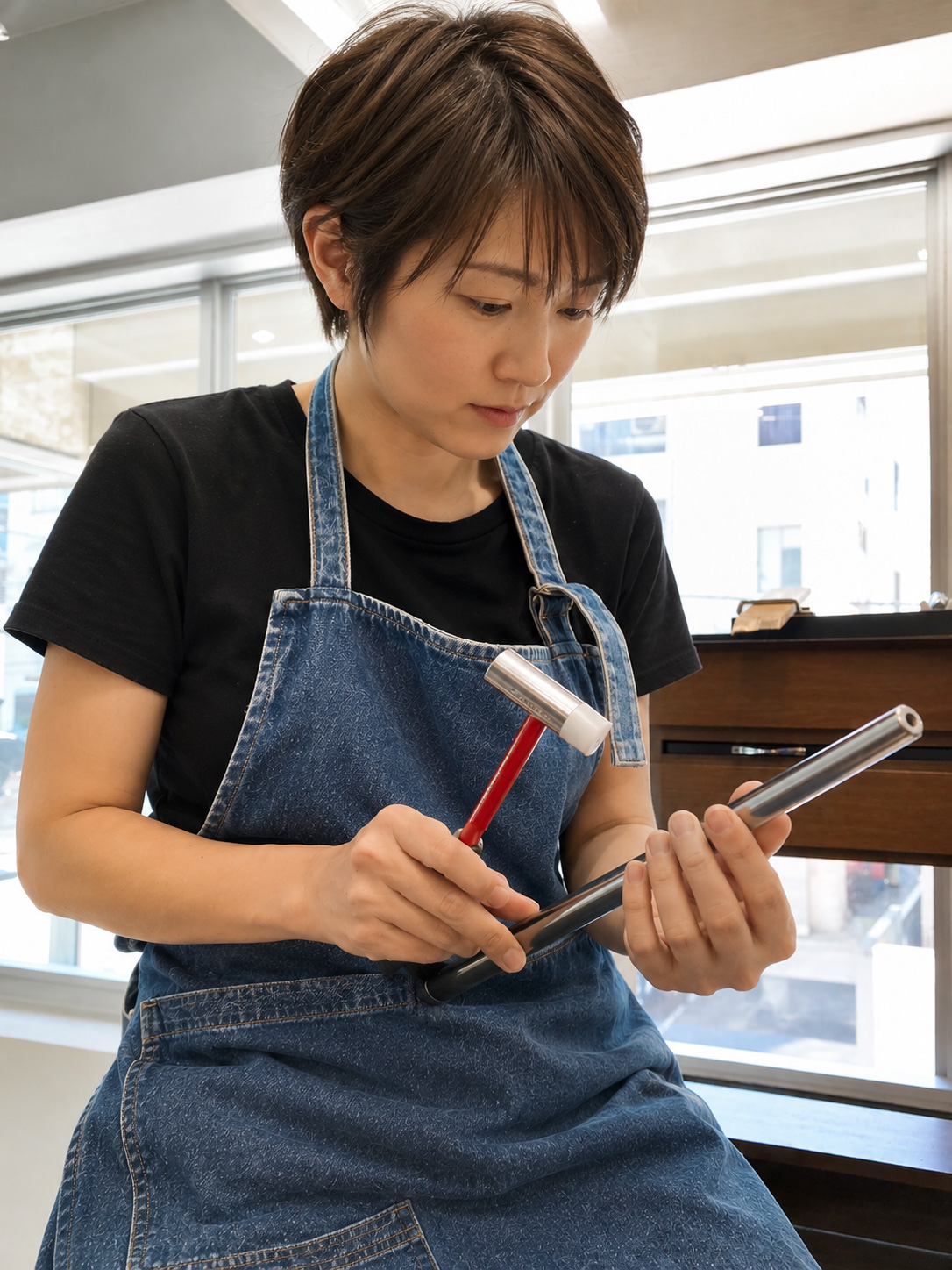 結婚指輪を叩いて成型する工程